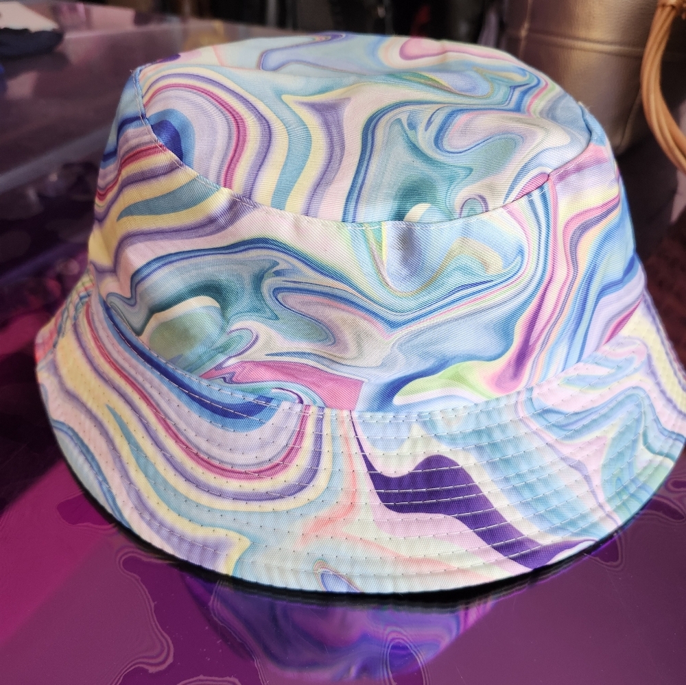 Swirly design bucket hat